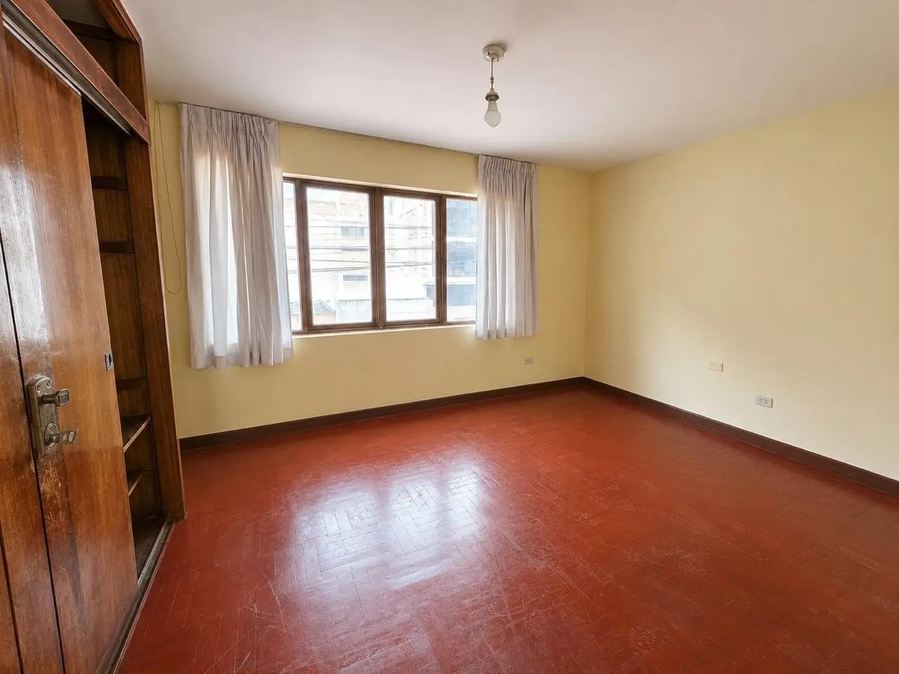 Sala amplia de una casa en Huancaro, Cusco